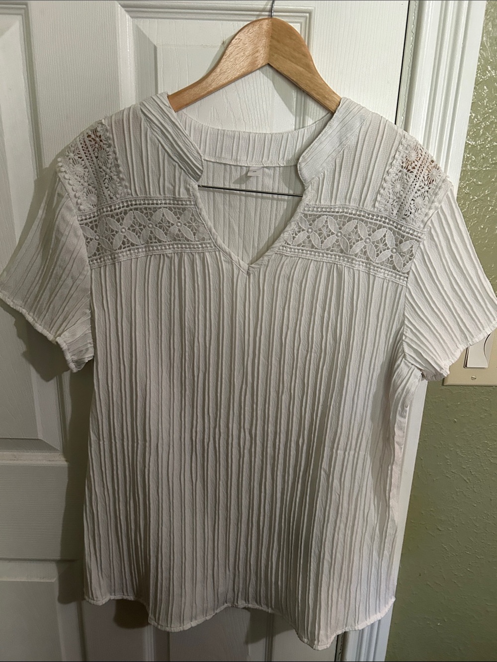 Source Unknown Cream V-Neck Short-Sleeve Blouse with Lace Yoke